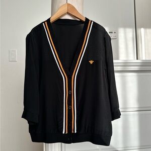 🖤 Black Silk Zip-Front Blouse
Lightweight 100% silk blouse with deep V-neck